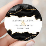 Black and Gold Marble Agate Modern Wedding Ronde Sticker<br><div class="desc">Zwarte en goudmarmer Agate Modern Wedding Classic Round Sticker. Elegant gesofisticeerd hedendaags huwelijksontwerp gemaakt met zwart en goudmarmer agate. Dit aangepaste etherse domme trouwontwerp kan gemakkelijk gepersonaliseerd worden met je eigen trouwgegevens.</div>
