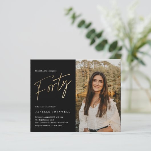 Black and Gold Photo 40th Birthday Invitation (Staand voorkant)
