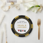 Black and Gold Poker Chip Las Vegas Wedding Papieren Bordje<br><div class="desc">Daag je gasten af door hun eten te serveren op deze zwarte,  gouden en witte pokerchip Las Vegas,  de papieren borden. Deze zijn perfect voor een casino-nachtrepetitie diner of voor het serveren van dessert bij de receptie.</div>