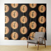 Black and Gold Round Logo Stap en herhaal Klassiek Wandkleed (In Situ (horizontaal))