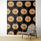 Black and Gold Round Logo Stap en herhaal Klassiek Wandkleed (In situ)
