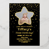 Black and Gold Stars Baby First Birthday Foto Folie Uitnodiging (Voorkant)
