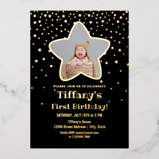 Black and Gold Stars Baby First Birthday Foto Folie Uitnodiging (Voorkant)