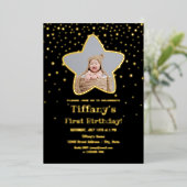 Black and Gold Stars Baby First Birthday Foto Folie Uitnodiging (Staand Voorkant)