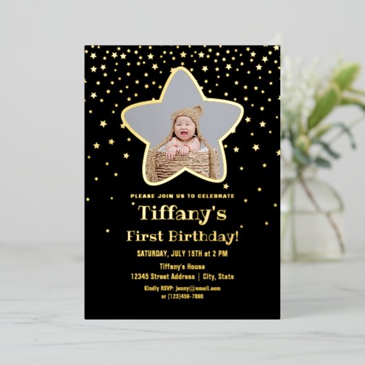 Black and Gold Stars Baby First Birthday Foto Folie Uitnodiging (Staand Voorkant)