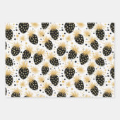 Black and Gold Strawberry Pattern Inpakpapier Vel (Voorkant)