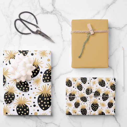 Black and Gold Strawberry Pattern Inpakpapier Vel (Voorkant)