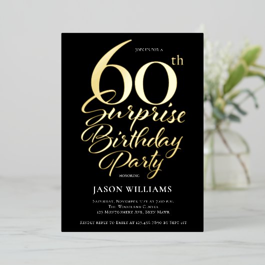 Black and Gold Surprise 60e verjaardag Folie Uitnodiging (Staand Voorkant)