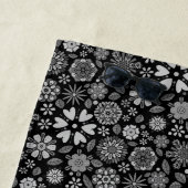 Black And Gray Retro Floral Art Seamless Pattern Strandlaken (In situ)