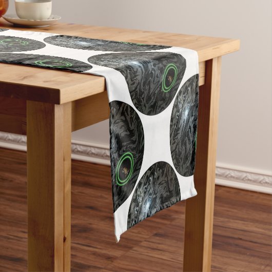 Black and Grey Lawn Bowl, Table Runner Korte Tafelloper (Voorbeeld)