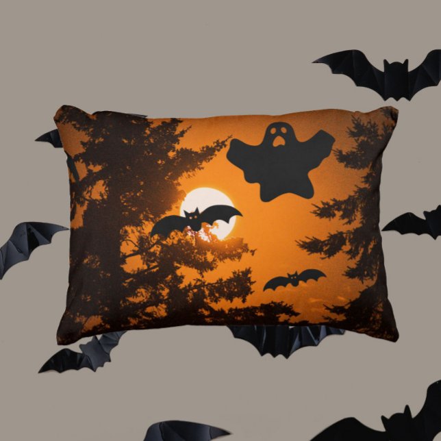 Black and Oranje Spooky Halloween Night Scene Accent Kussen (In Situ)