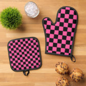 Black and pink checkerboard pattern ovenwant & pannenlap set (Top down)
