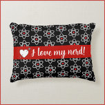 Black and Red I Love My Nerd Science Atom Pillow Accent Kussen<br><div class="desc">Zwart accent kussen geadorneerd met afbeelding van het atoom. Banner die zegt dat ik van MIJN NERD hou! Cool cadeau voor de wetenschapsliefhebber in je leven!</div>