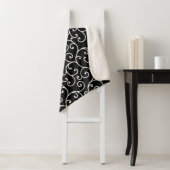 Black and White allover seamless scroll designpatt Sherpa Deken (In situ)