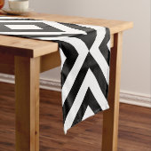 Black and White Chevrons Table Runner Korte Tafelloper (Voorbeeld)