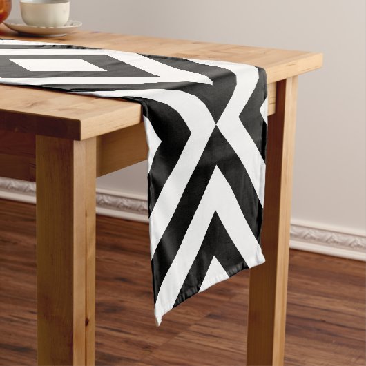 Black and White Chevrons Table Runner Korte Tafelloper (Voorbeeld)