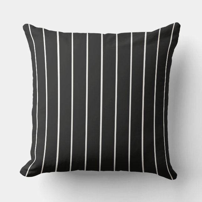 Black and White Contemporary Monochrome Pinstripe  Buitenkussen (Voorkant)