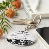Black and White Damask Wedding Favor Sleutelhanger (Zijkant)