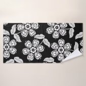 Black and white doodle flower patternblack,abstrac badhanddoek (Badhanddoek)