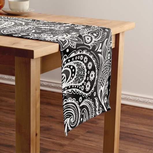 Black and White Floral Paisley Pattern Korte Tafelloper (Voorbeeld)