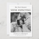 Black and White Gender Neutral Newspaper Pregnancy Aankondiging (Voorkant)