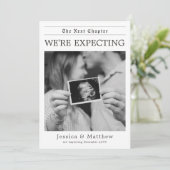 Black and White Gender Neutral Newspaper Pregnancy Aankondiging (Staand voorkant)
