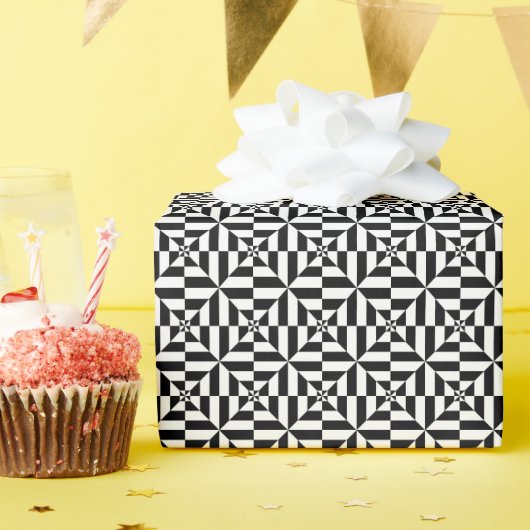 Black and white geometrical pattern cadeaupapier (Verjaardagsfeest)