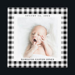 Black and White Gingham Check Baby Birthdate Magneet<br><div class="desc">Grafische en gedurfde zwarte en witte gingham check is een charmante manier om de foto van een nieuwe baby te lijsten en de komst te vieren met een vierkante magneet met de naam en de geboortedatum. Maak deze baby magneet voor een nieuwe ouder,  grootouders en familie of vrienden.</div>