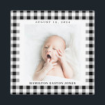 Black and White Gingham Check Baby Birthdate Magneet<br><div class="desc">Grafische en gedurfde zwarte en witte gingham check is een charmante manier om de foto van een nieuwe baby te lijsten en de komst te vieren met een vierkante magneet met de naam en de geboortedatum. Maak deze baby magneet voor een nieuwe ouder,  grootouders en familie of vrienden.</div>