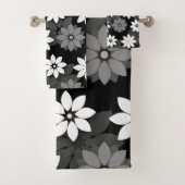 Black and white, grey seamless flower pattern bad handdoek (Insitu)