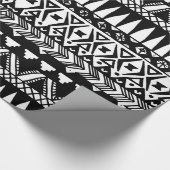 Black and White Hand Drawn Modern Tribal Aztec Cadeaupapier (Hoek)