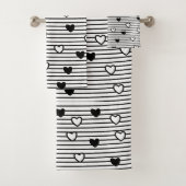 Black and White Hearts Valentijn Pattern Bad Handdoek (Insitu)