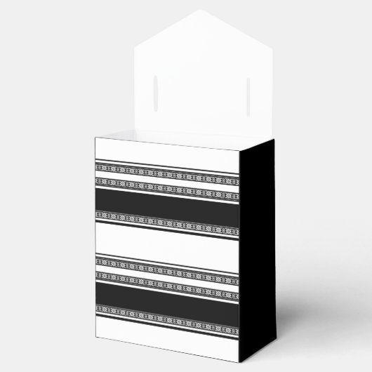 Black and white lace braid and horizontal stripes bedankdoosjes (Geopend)