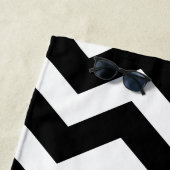 Black and White Large Chevron Pattern Strandlaken (In situ)