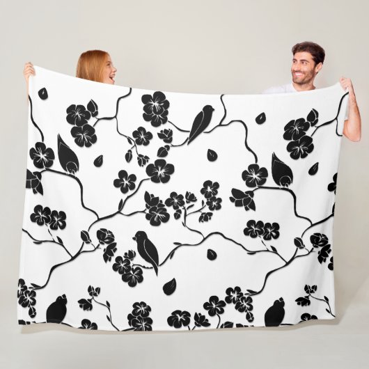 Black and White Pattern Birds on Cherry Blossoms Fleece Deken (In situ)