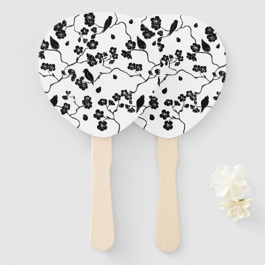 Black and White Pattern Birds on Cherry Blossoms Handwaaier (Voorkant en achterkant)