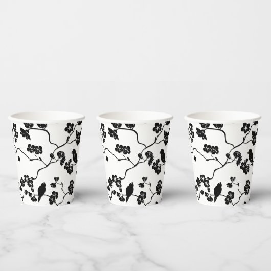 Black and White Pattern Birds on Cherry Blossoms Papieren Bekers (Multi)