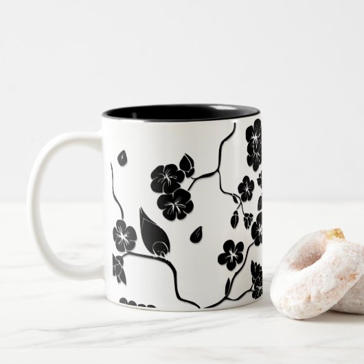 Black and White Pattern Birds on Cherry Blossoms Tweekleurige Koffiemok (Met donut)