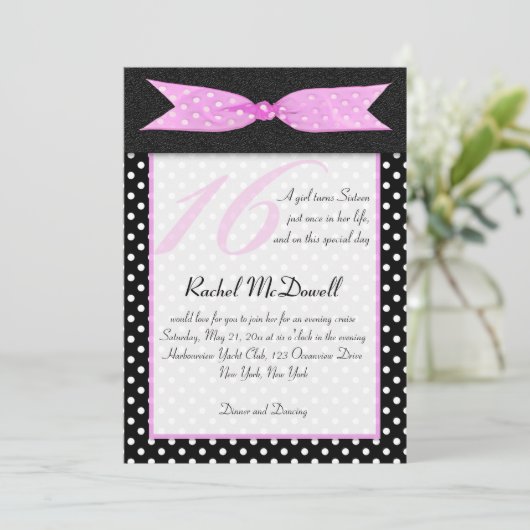 Black and White Polka Dot Sweet Sixteen Uitnodigin Kaart (Staand voorkant)
