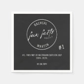 Black and White Simple Fun Facts Weddenschap Servet (Voorkant)