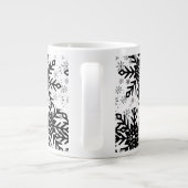 black and white snowflake mug grote koffiekop (Achterkant)