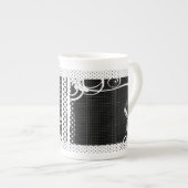 Black and White Swirl Flourish Grid Bone China Mok (Voorkant rechts)