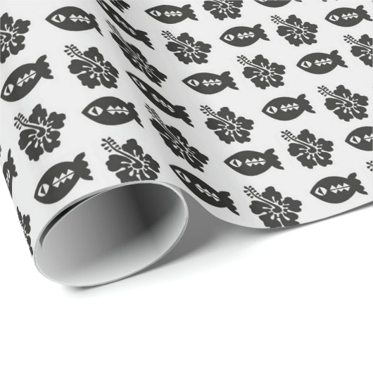 Black and White Tiki Fish and Flower Pattern Cadeaupapier (Rol Hoek)
