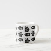 Black and White Tiki Fish and Flower Pattern Espresso Kop (Voorkant rechts)