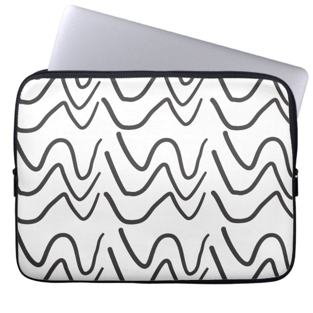 Black and White Wavy Stripe Pattern Laptop Sleeve (Voorkant)