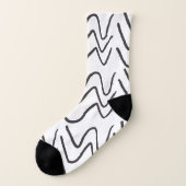 Black and White Wavy Stripe Pattern Sokken (Links - buitenkant)