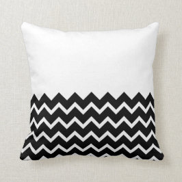 Black and White Zig Zag Pattern. Deel Plain. Kussen