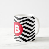 Black and White Zig Zag Pattern Red Monogram Koffiemok (Voorkant rechts)