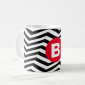 Black and White Zig Zag Pattern Red Monogram Koffiemok (Voorkant links)