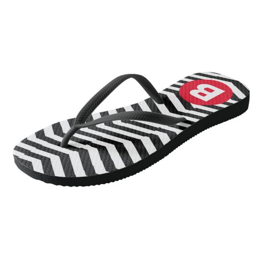 Black and White Zig Zag Pattern Red Monogram Teenslippers (Schuin)